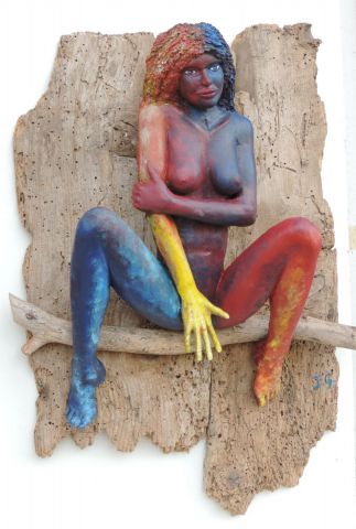 nu femme de couleur sur bois vermoulu